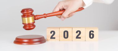  Yargıç Tokmak 'ın masasında mutlu yıllar 2026. Hukuk, avukat, yargı, adalet açık artırması ve teklif konsepti