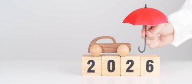 Kırmızı şemsiyeli mutlu yıllar 2026. Araba Sigortası, Finans, Araç Tamir ve Bakım, Otomobil Vergisi. Para Tasarruf ve Yeni Yıl kavramı