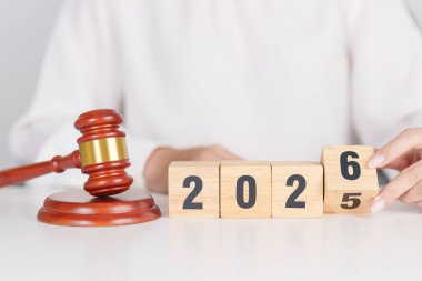 2025 'in sonundaki yeni yıl 2026' ya Yargıç tokmağıyla birlikte. Hukuk, avukat, yargı, adalet açık artırması ve teklif konsepti