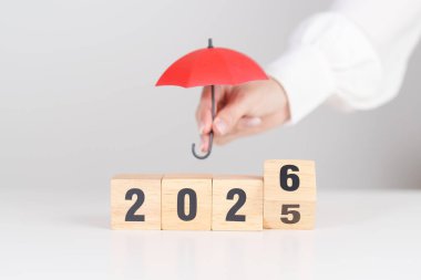 Kırmızı şemsiyeyle 2026 yılınız kutlu olsun. Sigorta, koruma, güvenlik ve yeni yıl tatili kavramları