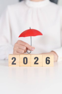 Kırmızı şemsiyeyle 2026 yılınız kutlu olsun. Sigorta, koruma, güvenlik ve yeni yıl tatili kavramları