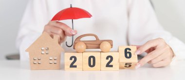 Kırmızı şemsiyeli mutlu yıllar 2026. Sigorta, gayrimenkul, ev, araba, kredi, vergi, yatırım, mortgage, finans, tasarruflar, koruma ve güvenlik 