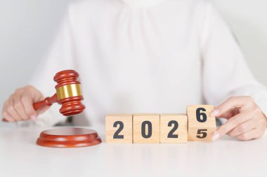 2025 'in sonundaki yeni yıl 2026' ya Yargıç tokmağıyla birlikte. Hukuk, avukat, yargı, adalet açık artırması ve teklif konsepti