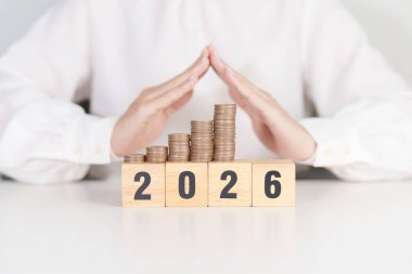 Yeni yılınız kutlu olsun, el kapağı para yığını büyüyor. Sigorta, koruma, güvenlik ve yeni yıl tatili kavramları