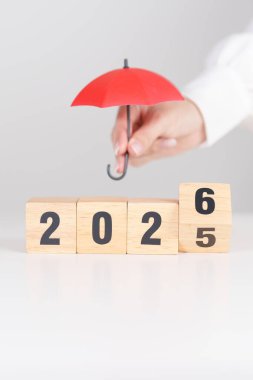 Kırmızı şemsiyeyle 2026 yılınız kutlu olsun. Sigorta, koruma, güvenlik ve yeni yıl tatili kavramları