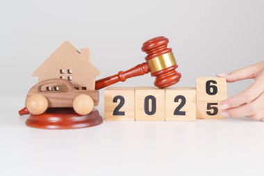 Yeni yılınız kutlu olsun. Ev, araba modeli ve mahkeme masasındaki tokmak adalet çekiciyle. Gayrimenkul ve Araba Hukuku, Ev Sigortası, Emlak Vergisi, Açık Artırma ve Açık Artırma Kavramları