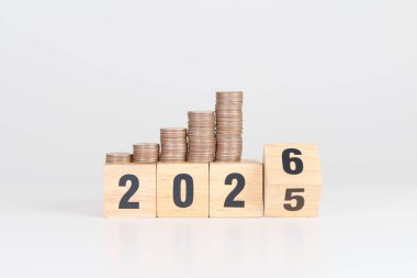 2025 'in sonundaki mutlu yeni yıl 2026' ya madeni paralarla. Para, Bütçe, vergi, yatırım, finans, tasarruf ve Yeni Yıl Çözüm kavramları