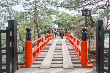 Zuiganji Godaido 'ya giden Sukashibashi köprüsü ya da Matsushima Körfezi, Miyagi Bölgesi, Tohoku, Japonya' daki Matsushima Körfezi 'ndeki küçük bir tapınak binası.