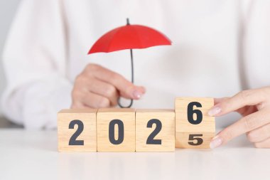 Kırmızı şemsiyeyle 2026 yılınız kutlu olsun. Sigorta, koruma, güvenlik ve yeni yıl tatili kavramları