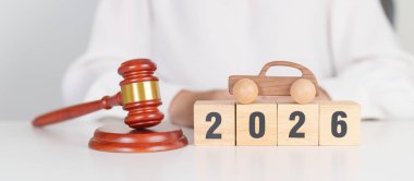 2025 'in sonunda mutlu yıllar 2026' ya küçük oyuncak araba modelleri ve yargıç tokmağıyla mahkeme masasında. Araba Kanunu, Sigorta, Otomatik Vergi, Açık Artırma ve Açık Artırma Kavramları