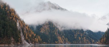 Sahne Jiuzhaigou Ulusal Parkı Sichuan, Çin. Güz mevsiminde güzel uzun göl ve kar dağı. Chengdu, Çin yakınlarındaki ünlü Landmark ve Tatil. Asya seyahat kavramı 