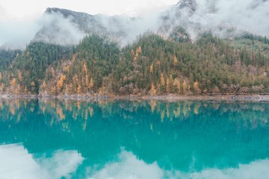 Sahne Jiuzhaigou Ulusal Parkı Sichuan, Çin. Güz mevsiminde güzel uzun göl ve kar dağı. Chengdu, Çin yakınlarındaki ünlü Landmark ve Tatil. Asya seyahat kavramı 