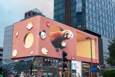 Chengdu şehri. Turistler, Chunxi Yolu yakınlarındaki Jinjiang Bölgesi 'nde bulunan Taikoo Li Chengdu' yu geziyorlar. 31 Ekim 2025, Chengdu, Sichuan, Çin