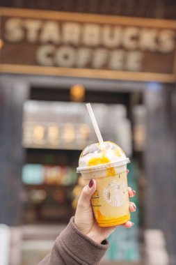 El ele tutuşarak, Kuanzhai Alley şubesinde ya da Wide and Narrow Alley 'de, Starbucks marka kahvenin çeşnisini hazırlarız. 31 Ekim 2025, Chengdu, Sichuan, Çin