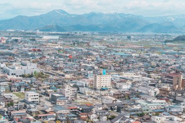 Bahar mevsiminde Sakura Kiraz Çiçeği ve Kar Dağı ile Tendo Şehri, Tendo Parkı veya Maizuru Parkı manzarası. Yamagata Bölgesi, Tohoku, Japonya, 21 Nisan 2025