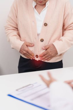 Yumurtalık ve rahim kanseri, rahim ağzı bozukluğu, endometriyozis, histerektomi, rahim fibroidi, üreme sistemi ve hamilelik konsepti için ağrı ve danışmanlık yapan yaşlı kadın hasta.