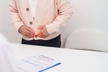 Yumurtalık ve rahim kanseri, rahim ağzı bozukluğu, endometriyozis, histerektomi, rahim fibroidi, üreme sistemi ve hamilelik konsepti için ağrı ve danışmanlık yapan yaşlı kadın hasta.