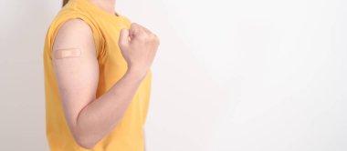 Aşı olduktan sonra bandajlı yetişkin kadın. Grip aşısı, HPV, Zoster, IPD, DTP veya Difteri, Tetanos ve Pertusis, MMR, Hepatit B, Covid ve Varicella aşısı