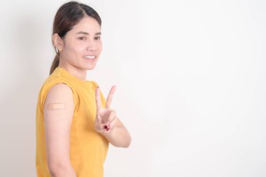 Aşı olduktan sonra bandajlı yetişkin kadın. Grip aşısı, HPV, Zoster, IPD, DTP veya Difteri, Tetanos ve Pertusis, MMR, Hepatit B, Covid ve Varicella aşısı