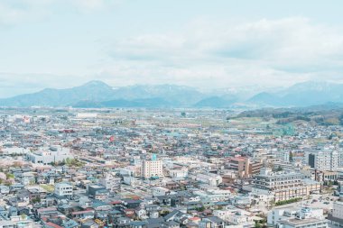 Bahar mevsiminde Sakura Kiraz Çiçeği ve Kar Dağı ile Tendo Şehri, Tendo Parkı veya Maizuru Parkı manzarası. Yamagata Bölgesi, Tohoku, Japonya, 21 Nisan 2025