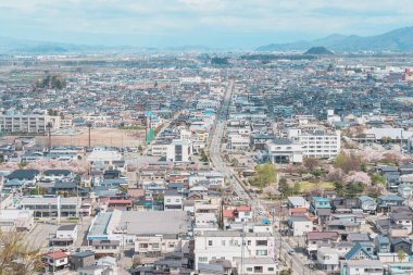 Bahar mevsiminde Sakura Kiraz Çiçeği ve Kar Dağı ile Tendo Şehri, Tendo Parkı veya Maizuru Parkı manzarası. Yamagata Bölgesi, Tohoku, Japonya, 21 Nisan 2025