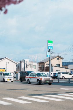 Bahar mevsiminde güzel Iwate Dağı, Morioka şehrinde mavi gökyüzüne karşı şehir manzarası, Iwate vilayeti, Japonya. Iwate, Japonya, 27 Nisan 2025