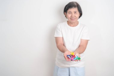 Dünya Kanser Günü, 4 Şubat. Renkli kurdeleli yaşlılar, mavi, sarı, kırmızı, yeşil, beyaz, pembe ve gri, yaşayan ve hastalıklı insanları desteklemek için. Sağlık, Sağlık, Farkındalık ve Sigorta kavramı