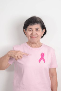 Pembe Ekim Göğüs Kanseri Bilinci ayı için kurdelesi olan yaşlı bir kadın, Mayıs Kadın Sağlığı, Şubat Dünya Kanser Günü, insanlara yaşam ve hastalık desteği veriyor. Ulusal kanser kurtulanları ayı