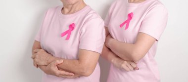 Pembe Ekim Kanser Bilinci ayı için pembe kurdeleli çift, Mayıs Kadın Sağlığı, Kasım Doğum Ebeveynleri Evlat Edinme, Kadın Hakları, Yetkilendirme, Mart Uluslararası Kadınlar Günü ve Kanser Günü