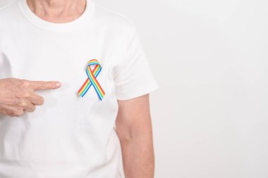 Haziran Gurur Ayı, Nisan Otizm Bilinci, Kanser Farkındalığı, Şubat Dünya Kanser Günü, Ekim Dünya Bakımevi ve Palyatif Bakım Günü konsepti için LGBTQ Gökkuşağı kurdelesine sahip yaşlılar