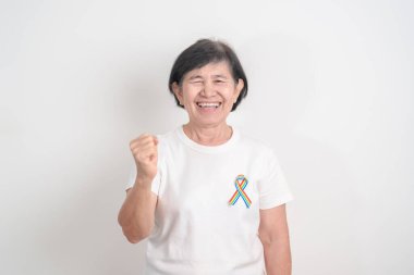 Haziran Gurur Ayı, Nisan Otizm Bilinci, Kanser Farkındalığı, Şubat Dünya Kanser Günü, Ekim Dünya Bakımevi ve Palyatif Bakım Günü konsepti için LGBTQ Gökkuşağı kurdelesine sahip yaşlılar