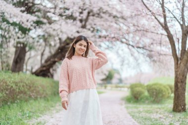 Kajo Park Yamagata Kalesi 'ni gezen turist, ilkbaharda Sakura Kiraz Çiçeği ile birlikte harabeleri gezen mutlu gezgin Yamagata, Tohoku, Japonya' ya seyahat ediyor. Meşhur Seyahat ve Tatil Tarihi