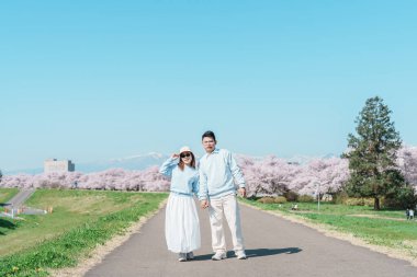 Baharda Kitakami Tenshochi Parkı 'nı Sakura Kiraz Çiçeği ile gezen çiftler, Kitakami Festivali' nde seyahat eden gezginler, Iwate Bölgesi, Japonya. Seyahat ve Tatil için Dönüm Noktası