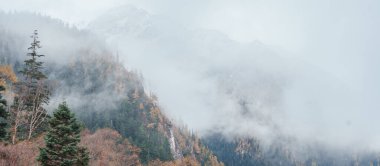 Sahne Jiuzhaigou Ulusal Parkı Sichuan, Çin. Güz mevsiminde güzel uzun göl ve kar dağı. Chengdu, Çin yakınlarındaki ünlü Landmark ve Tatil. Asya seyahat kavramı