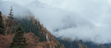 Sahne Jiuzhaigou Ulusal Parkı Sichuan, Çin. Güz mevsiminde güzel uzun göl ve kar dağı. Chengdu, Çin yakınlarındaki ünlü Landmark ve Tatil. Asya seyahat kavramı