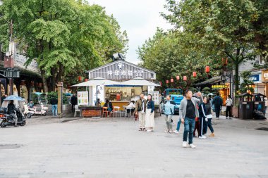 Turistler, Chengdu yakınlarındaki Guanxian Antik Şehri 'nde, Dujiangyan şehrinde seyahat ediyorlar. Tarihi eser ve turizm sektöründe popüler. 1 Kasım 2025, Dujiangyan, Sichuan, Çin
