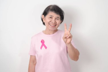 Pembe Ekim Göğüs Kanseri Bilinci ayı için kurdelesi olan yaşlı bir kadın, Mayıs Kadın Sağlığı, Şubat Dünya Kanser Günü, insanlara yaşam ve hastalık desteği veriyor. Ulusal kanser kurtulanları ayı