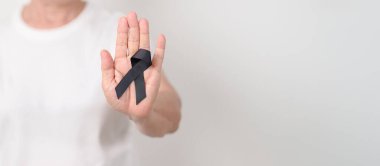 Mayıs Melanoması ve cilt kanseri farkındalığı ayı için siyah kurdeleli yaşlılar, Ekim Aşısı yaralanması farkındalığı ayı, Yas Hatırası, Mart Uyku Farkındalığı Haftası, Çete Önleme ve Şiddete Karşı Mücadele