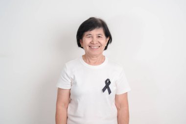 Mayıs Melanoması ve cilt kanseri farkındalığı ayı için siyah kurdeleli yaşlılar, Ekim Aşısı yaralanması farkındalığı ayı, Yas Hatırası, Mart Uyku Farkındalığı Haftası, Çete Önleme ve Şiddete Karşı Mücadele