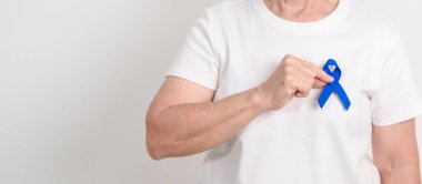 Koyu mavi ya da lacivert kurdeleli yaşlılar March Colectal ve Colon Cancer Awareness ayı, May Arthritis farkındalığı, July Juvenile artrit ve Childhood konsepti için. Sağlık ve Dünya Kanser Günü