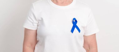 Koyu mavi ya da lacivert kurdeleli yaşlılar March Colectal ve Colon Cancer Awareness ayı, May Arthritis farkındalığı, July Juvenile artrit ve Childhood konsepti için. Sağlık ve Dünya Kanser Günü