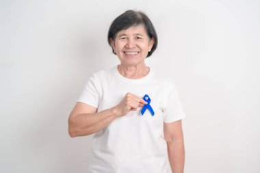 Koyu mavi ya da lacivert kurdeleli yaşlılar March Colectal ve Colon Cancer Awareness ayı, May Arthritis farkındalığı, July Juvenile artrit ve Childhood konsepti için. Sağlık ve Dünya Kanser Günü