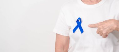 Koyu mavi ya da lacivert kurdeleli yaşlılar March Colectal ve Colon Cancer Awareness ayı, May Arthritis farkındalığı, July Juvenile artrit ve Childhood konsepti için. Sağlık ve Dünya Kanser Günü