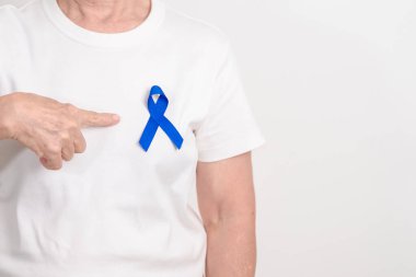 Koyu mavi ya da lacivert kurdeleli yaşlılar March Colectal ve Colon Cancer Awareness ayı, May Arthritis farkındalığı, July Juvenile artrit ve Childhood konsepti için. Sağlık ve Dünya Kanser Günü