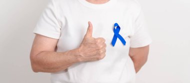 Koyu mavi ya da lacivert kurdeleli yaşlılar March Colectal ve Colon Cancer Awareness ayı, May Arthritis farkındalığı, July Juvenile artrit ve Childhood konsepti için. Sağlık ve Dünya Kanser Günü