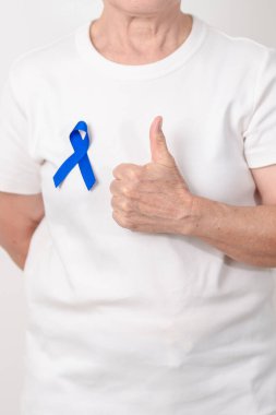 Koyu mavi ya da lacivert kurdeleli yaşlılar March Colectal ve Colon Cancer Awareness ayı, May Arthritis farkındalığı, July Juvenile artrit ve Childhood konsepti için. Sağlık ve Dünya Kanser Günü