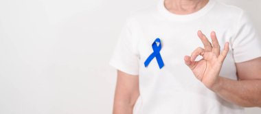 Koyu mavi ya da lacivert kurdeleli yaşlılar March Colectal ve Colon Cancer Awareness ayı, May Arthritis farkındalığı, July Juvenile artrit ve Childhood konsepti için. Sağlık ve Dünya Kanser Günü