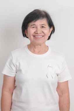 Konsept için beyaz kurdeleli yaşlılar Kasım Akciğer Kanseri Bilinci Ayı, Kadınlara Karşı Şiddeti Durdurma, Evlat Edinme, Mayıs Retinoblastoma, Kadın Sağlığı Eylemi, Mart Osteoporozu, Ekim Osteoporoz