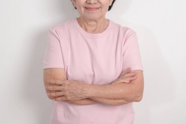 Pembe Ekim Kanser Bilinci Ayı için pembe gömlekli yaşlı kadın, Mayıs Kadın Sağlığı, Kadın Hakları, Güçlendirme, Mart Uluslararası Kadınlar Günü, Şubat Sevgililer Günü, Mayıs Uluslararası Anne