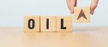 Tahta bloğu yukarı ve aşağı ok simgesi simgesine çevirin. Ticaret savaşı, hisse senedi, finansal kayıp ve ekonomik konsept